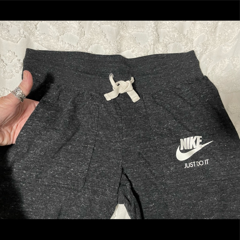 NIKE SWEATS CAPRIS~NWT